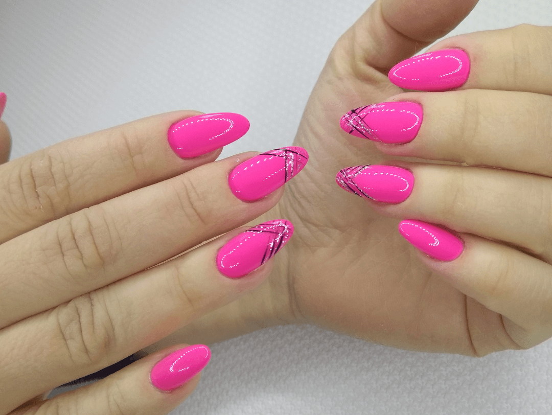 Usar líneas abstractas en tu manicura rosa, hará lucir tus manos como toda una Barbie.
