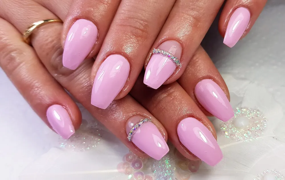La manicura rosa con pedrería hará lucir tus manos elegantes y con estilo marcado.
