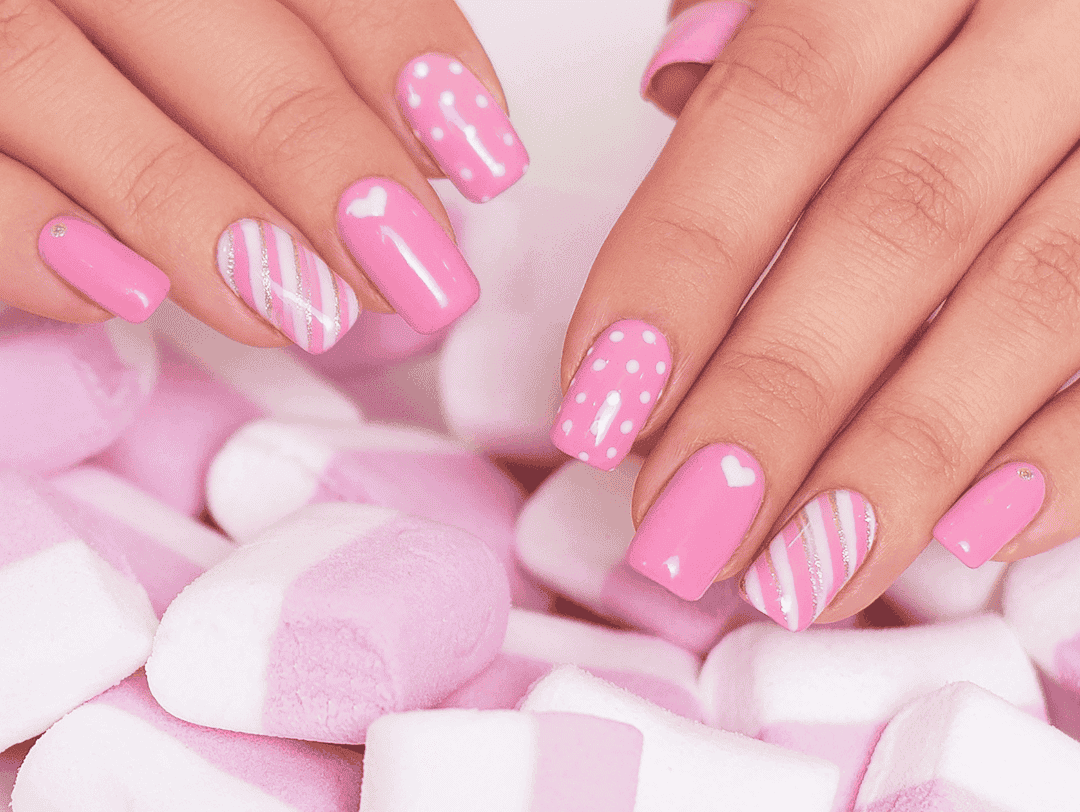 Los diseños de uñas inspirados en Barbie también incluyen los patrones de corazones y rayas.