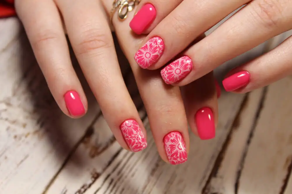 Los diseños de uñas inspirados en Barbie también incluyen flores.