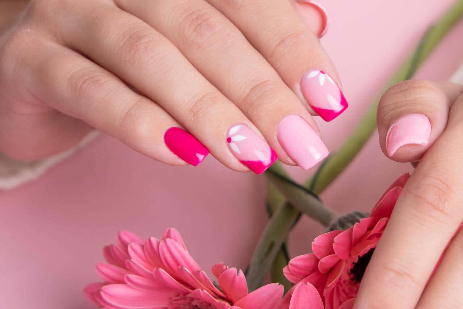 La manicura rosa combinada con una francesa en fucsia, hará lucir tus manos con un estilo auténtico y glamuroso. 