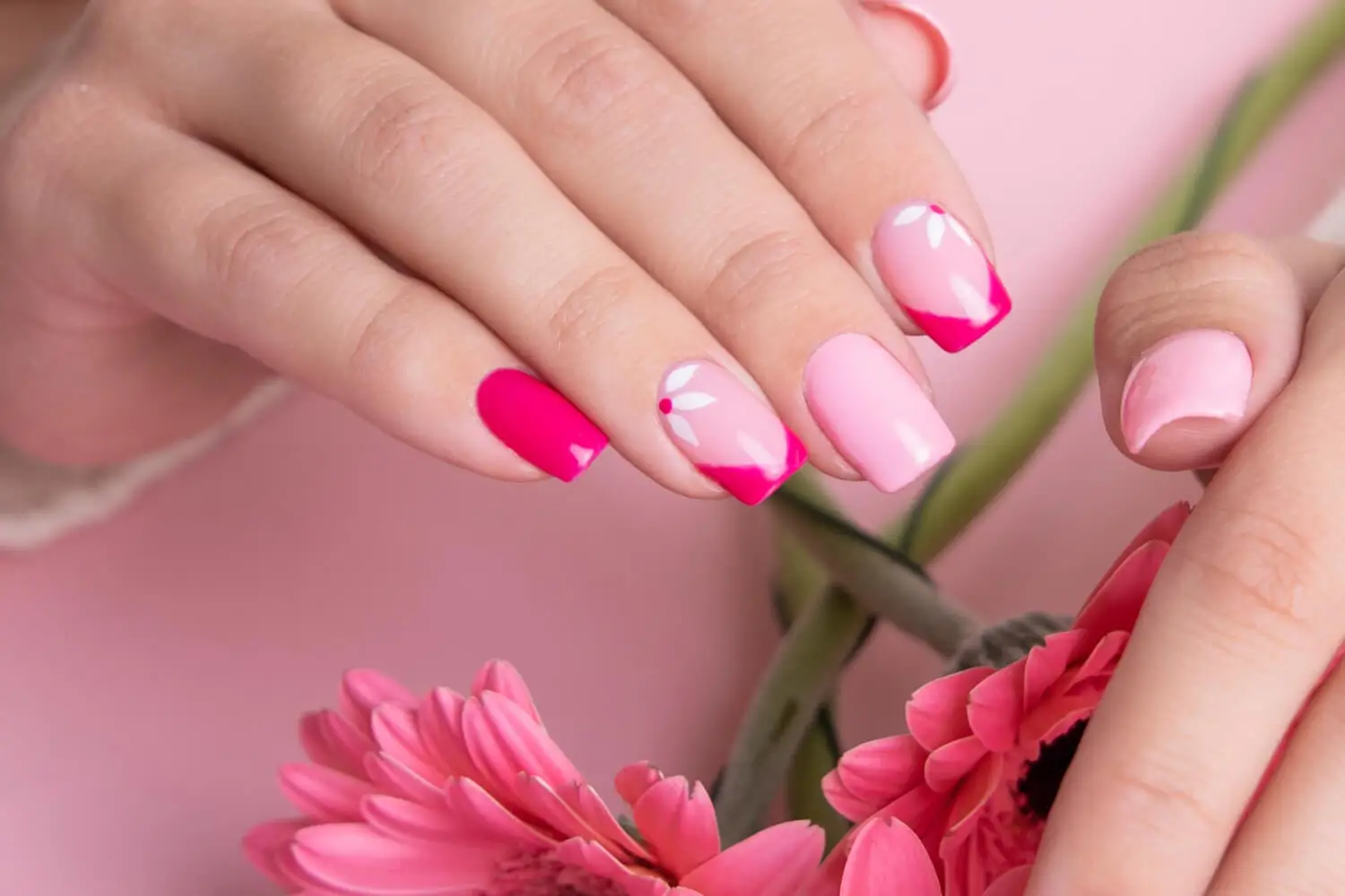 La manicura rosa combinada con una francesa en fucsia, hará lucir tus manos con un estilo auténtico y glamuroso.