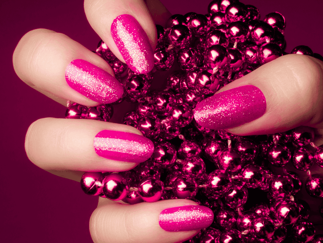 Las uñas rosas con «glitter», es una de las favoritas por quienes desean lucir el estilo «Barbiecore».