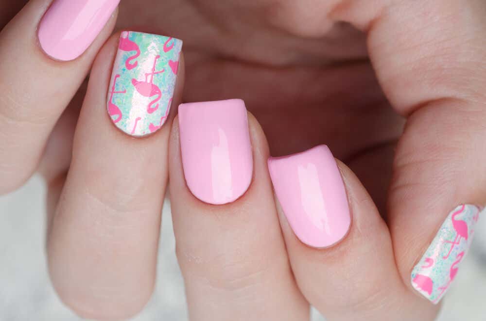 Los diseños de uñas inspirados en Barbie están vinculados con el verano.