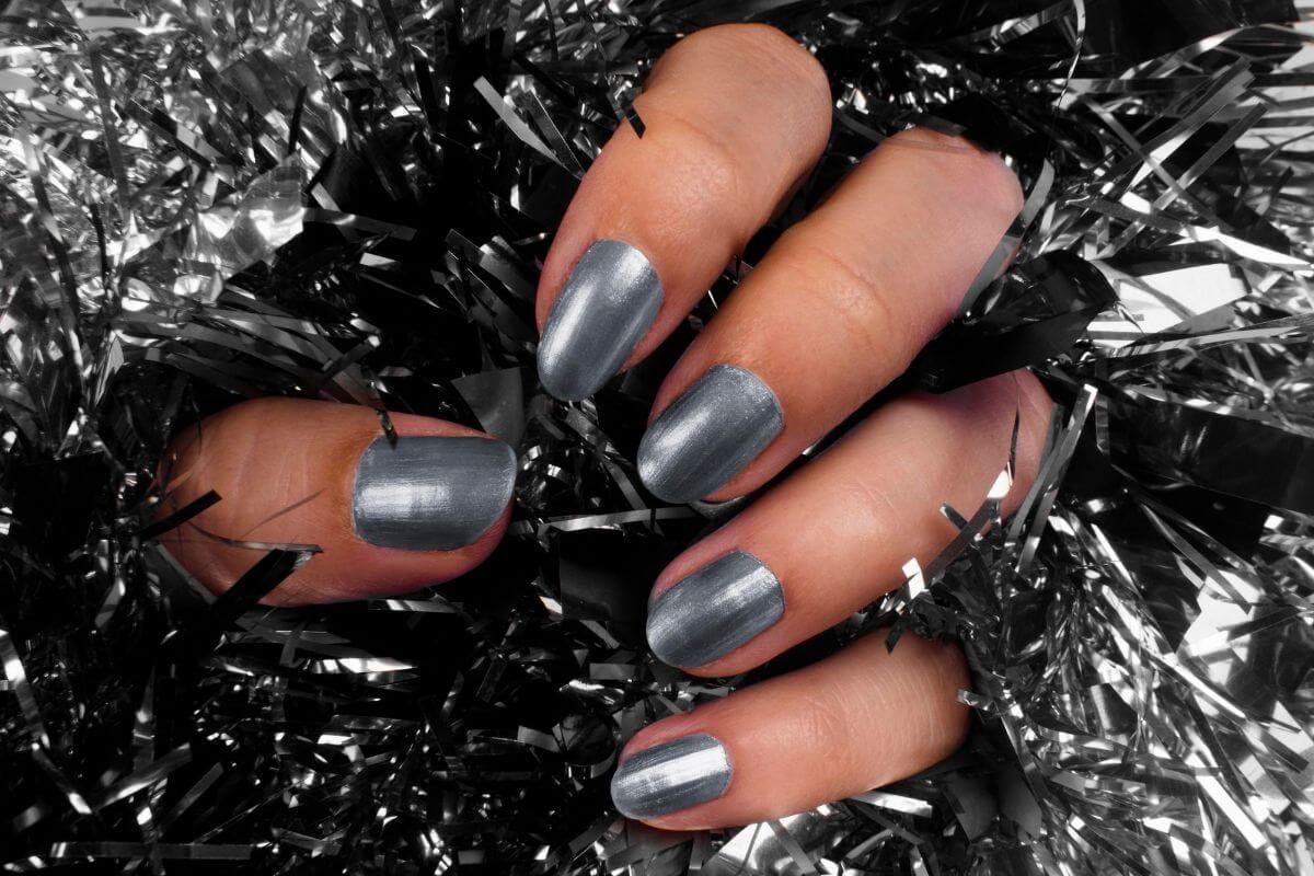 Silvernaglar är nagellack som framhäver solbrännan