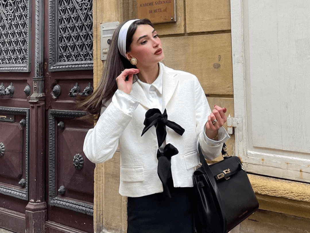 Los accesorios como bolsos, cintillos, aretes y anillos, son parte del look de Old Money.