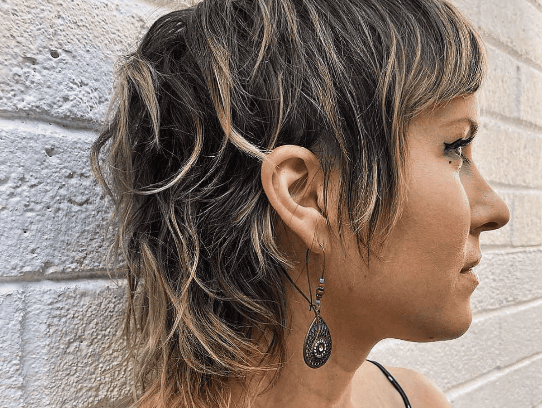 Vrouw tegen een muur