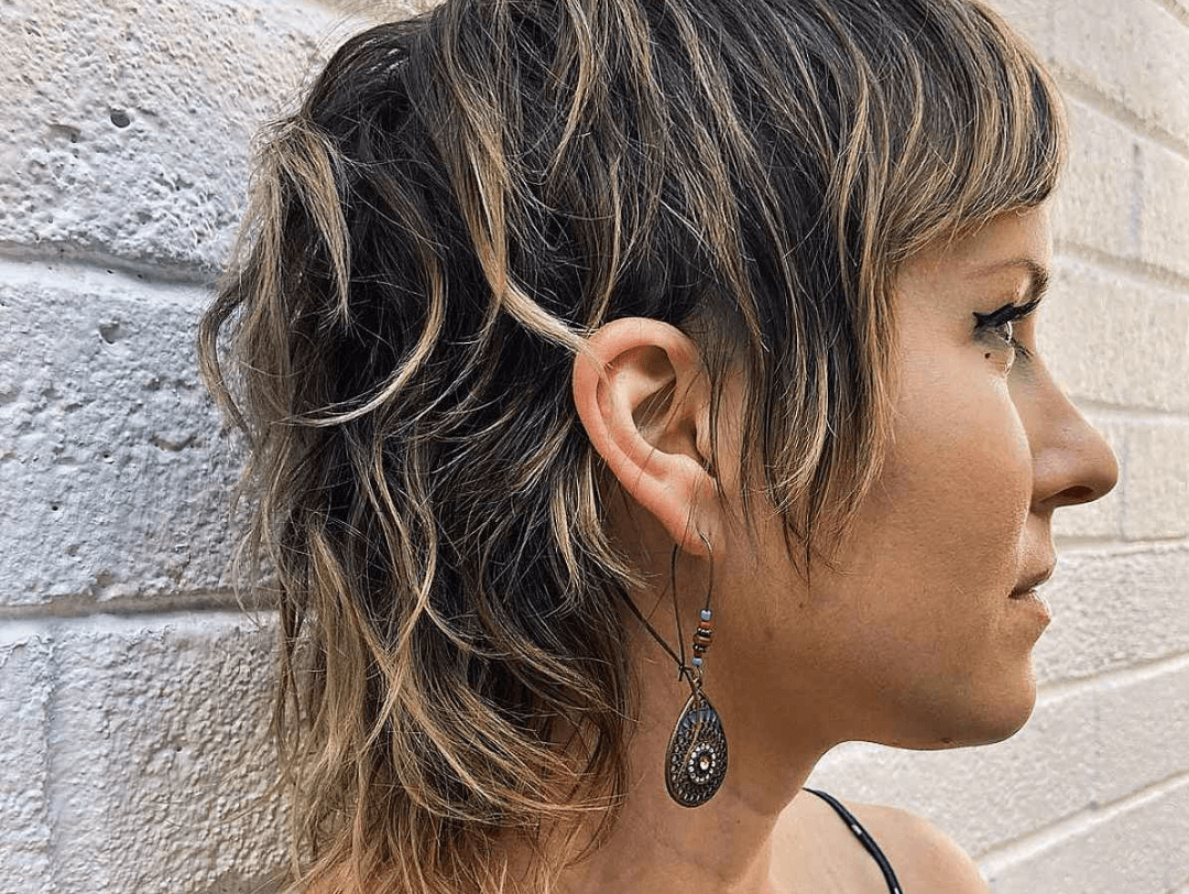 El mullet luce bien en el pelo corto ondulado.