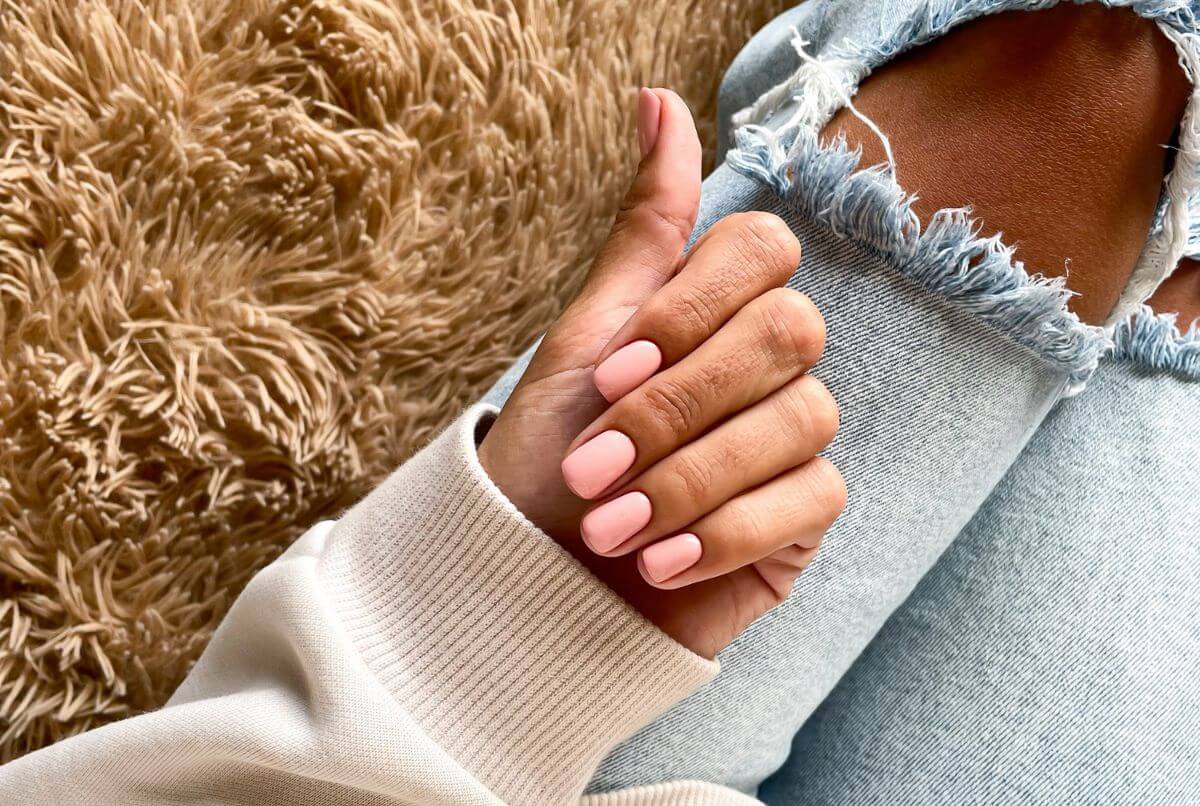 Colores nude para las uñas de mujeres con piel morena.