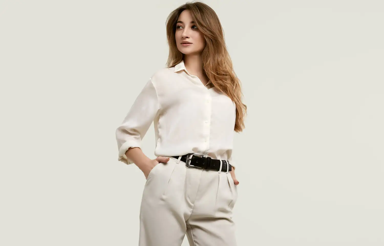 Combina camisas de colores neutros, con pantalones de tiro alto. Puedes agregar un cinturón en color oscuro para acentuar tu cintura.