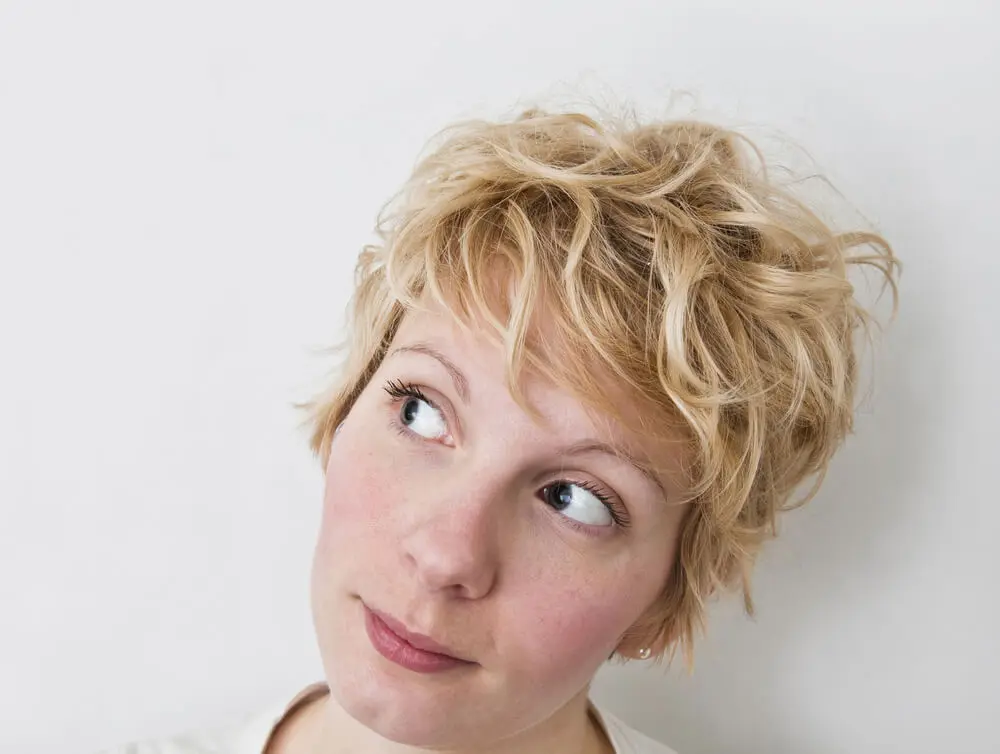 Este estilo de pelo corto ondulado da un aire desenfadado al look.