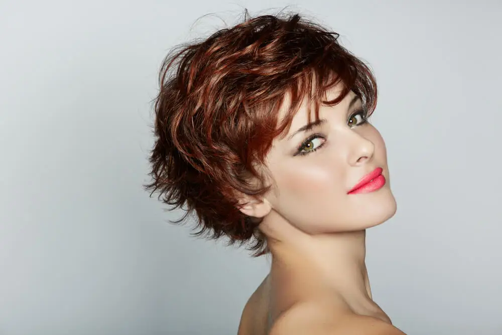 Cabello ondulado estilo pixie.