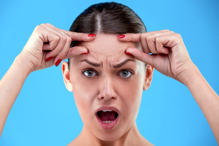 Estos tipos de arrugas aparecen antes de la vejez, pero puedes evitarlas