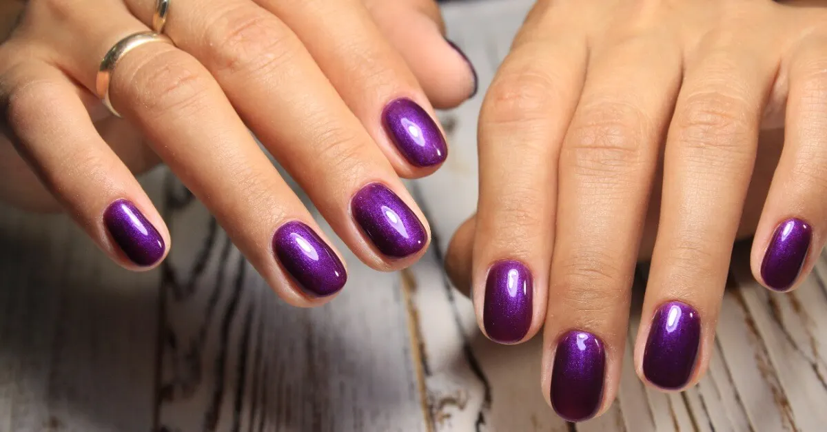 Uñas de color morado para mujeres de piel morena.