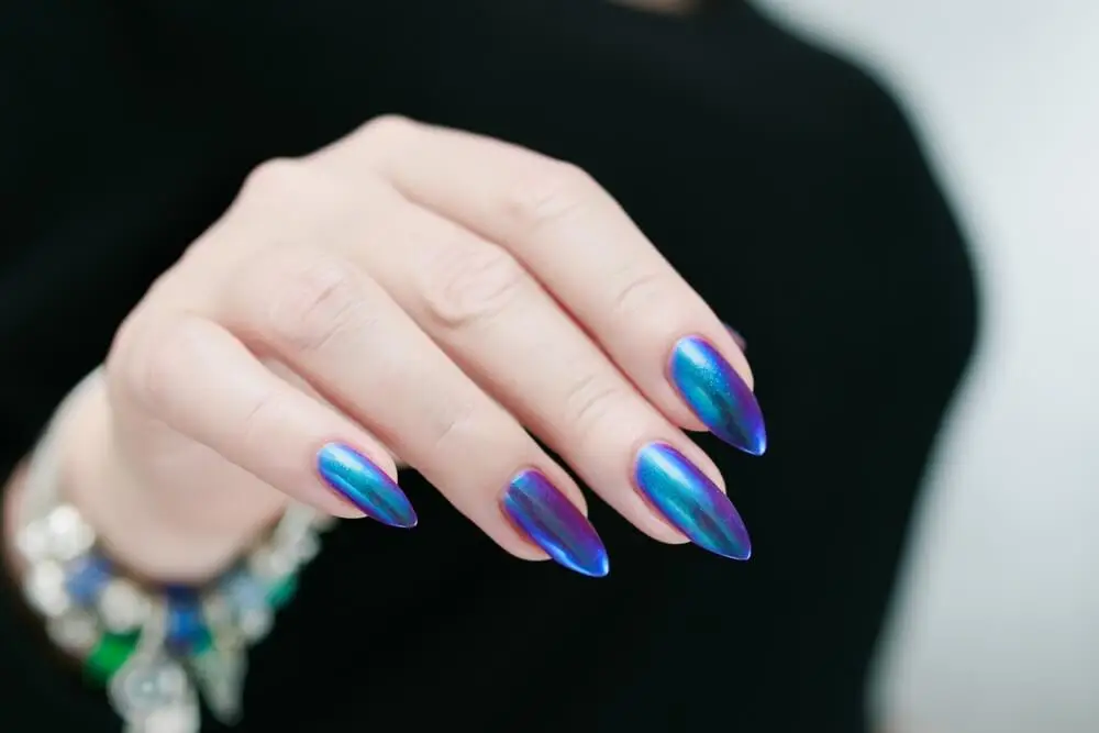 uñas tornasol púrpura