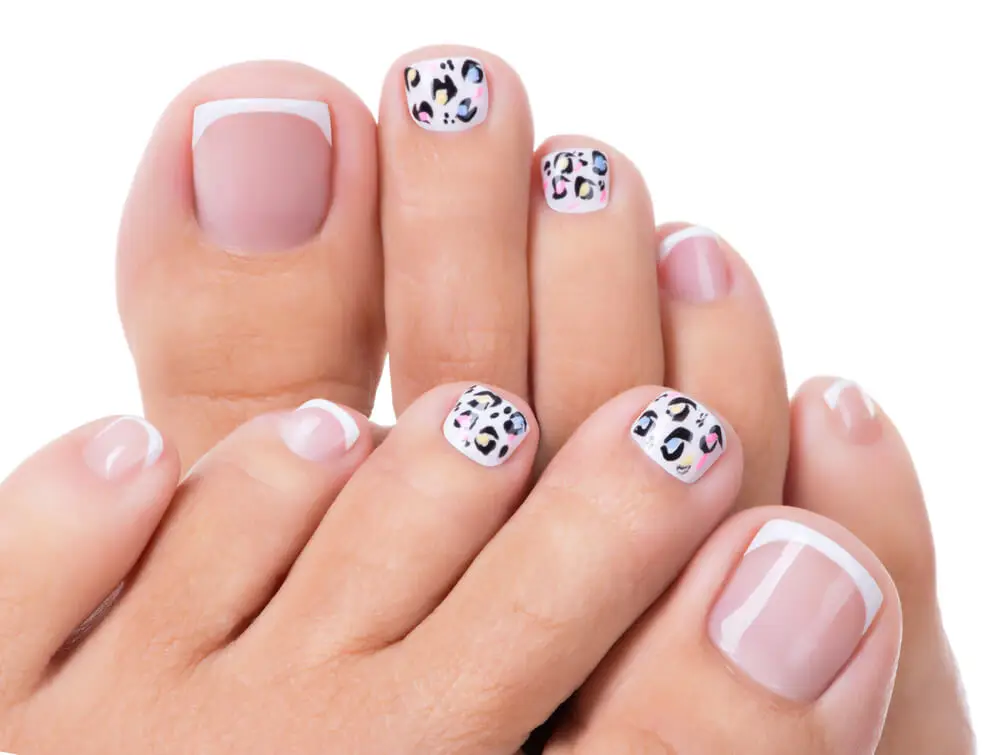 Diseño animal print para las uñas de tus pies.