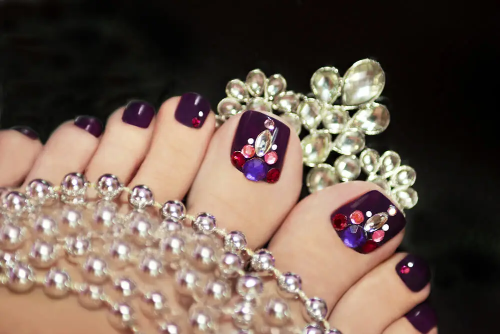 Las piedras brillantes son una tendencia en manicura y pedicura que llegó para quedarse.