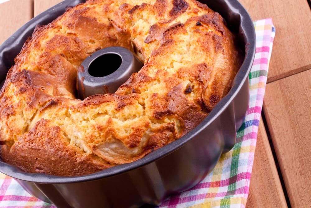 Los moldes de acero inoxidable son muy útiles y seguros para hacer pasteles en la freidora de aire.