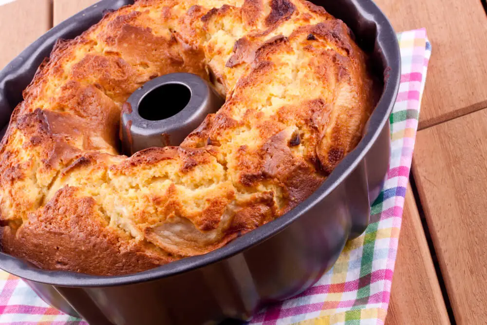 Los moldes de acero inoxidable son muy útiles y seguros para hacer pasteles en la freidora de aire.