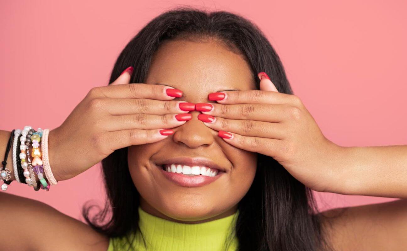 Prova nagellack som framhäver solbrännan