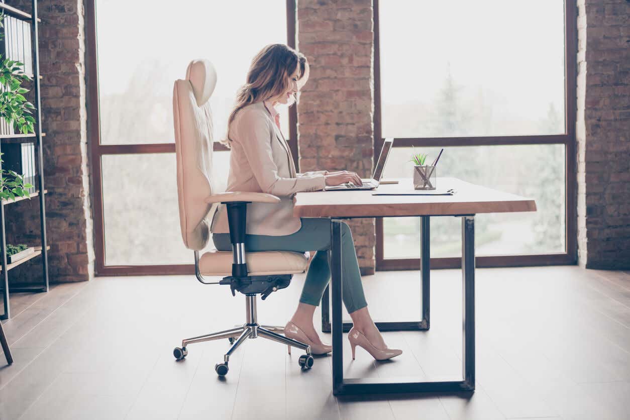 Mujer en una silla de oficina