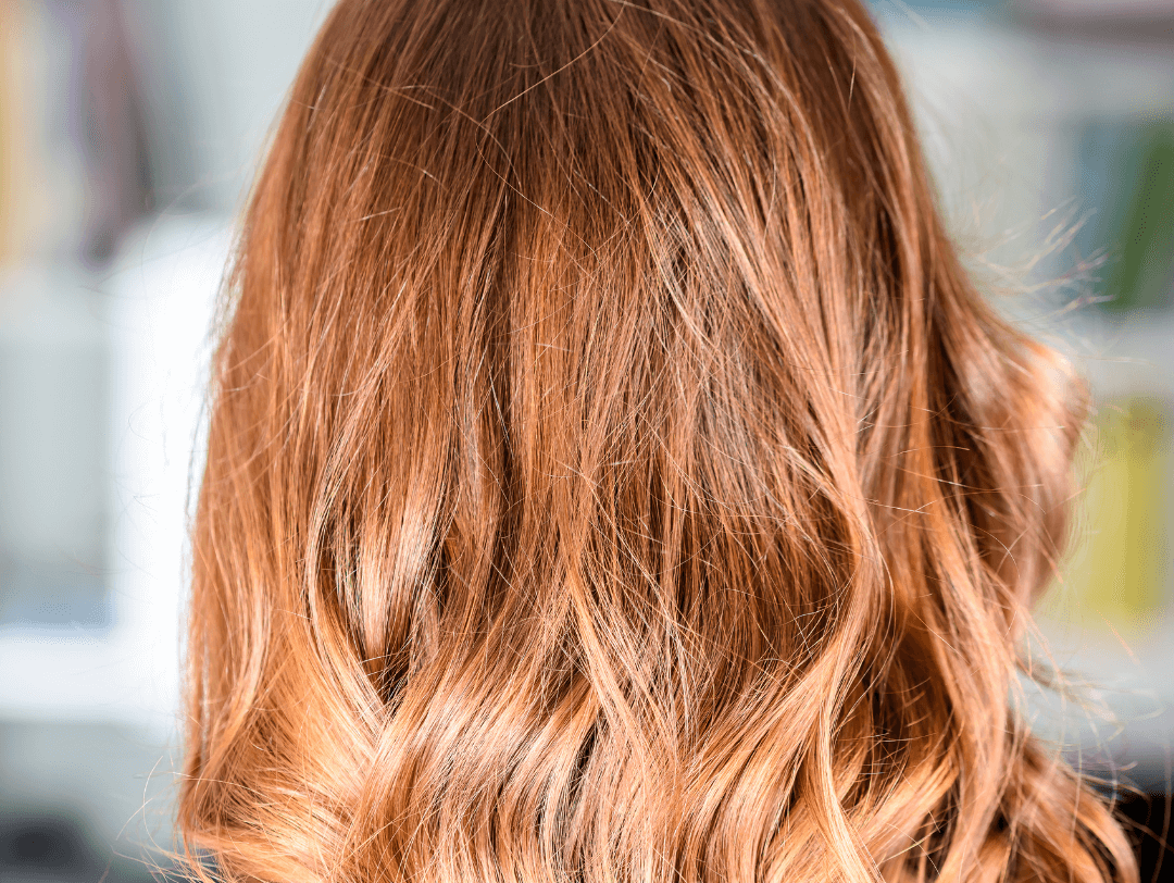 El tinte miel es otra de las opciones de colores de cabello que resaltan la belleza de la piel morena.