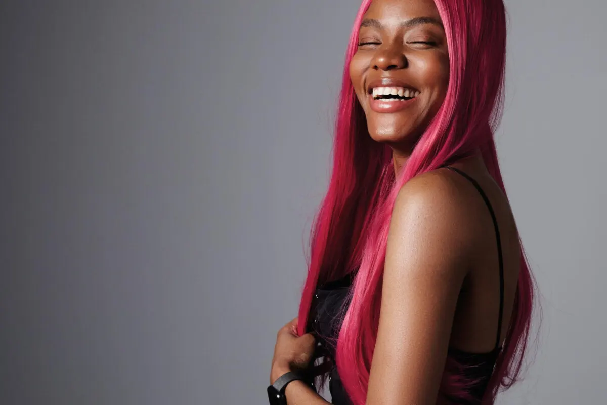 El rosa intenso es otro de los colores de cabello que lucen bien en la piel morena.