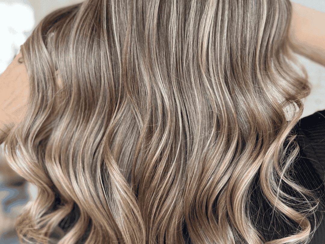 El rubio cenizo es uno de los colores de cabello que favorecen a la piel morena