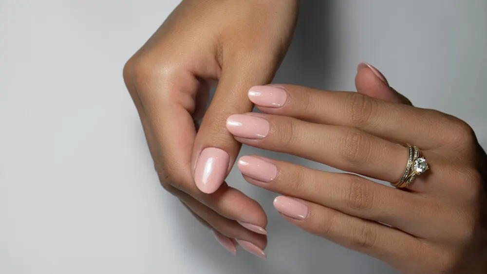 uñas nude tornasol