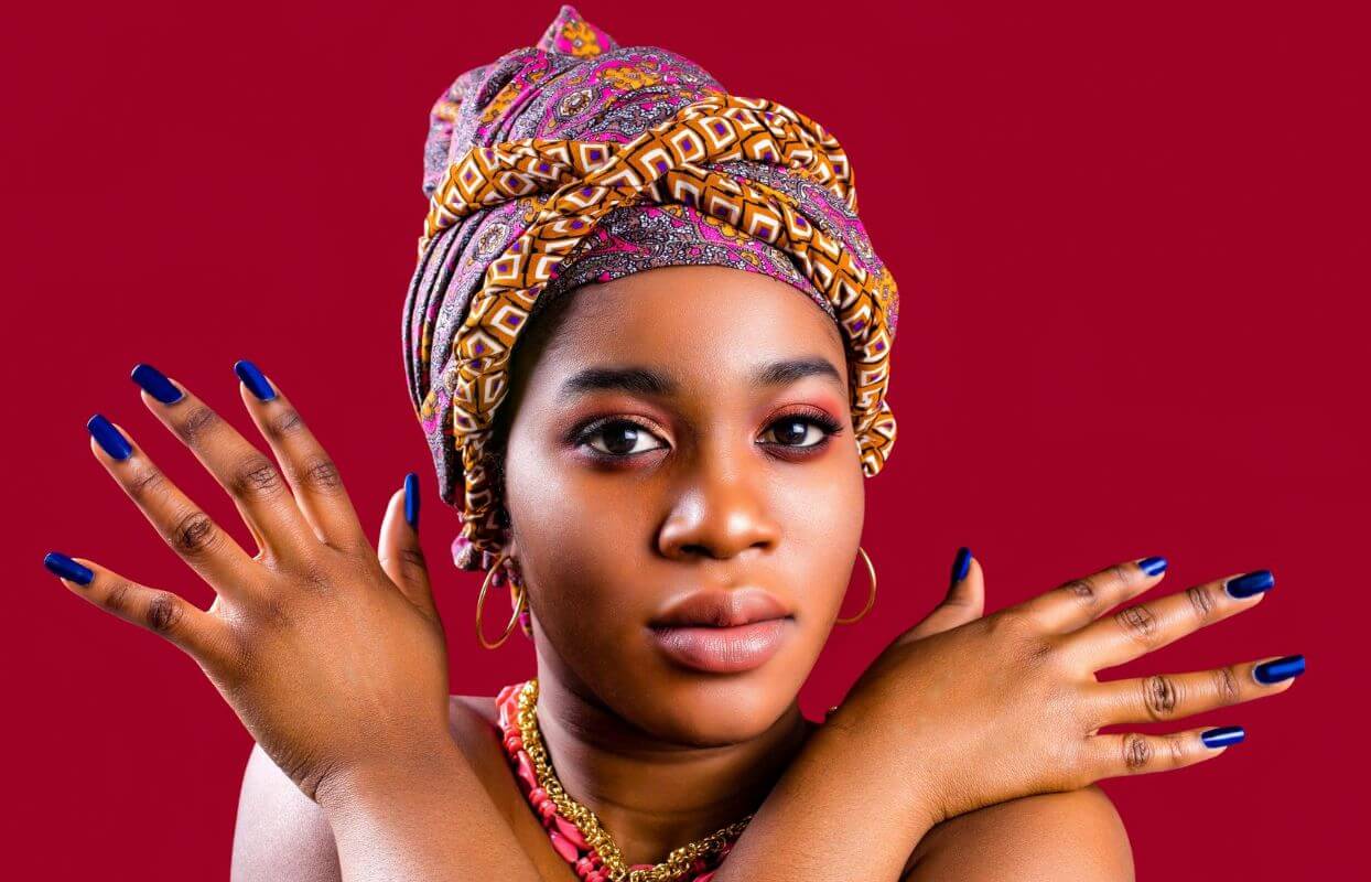 Koboltblått är nagellack som framhäver solbrännan