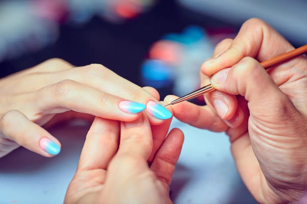 Manicura efecto ombré azul cielo
