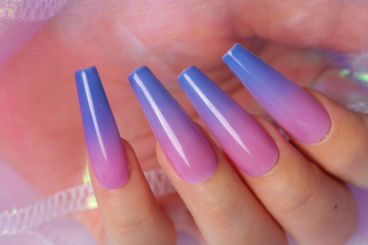 Unhas sofisticadas com gradiente de cores.