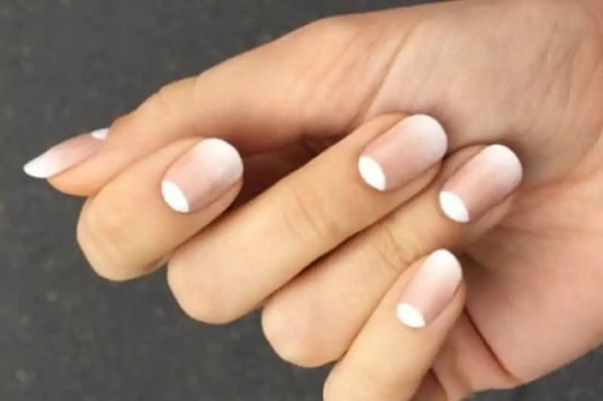 Manicura francesa invertida difuminada.