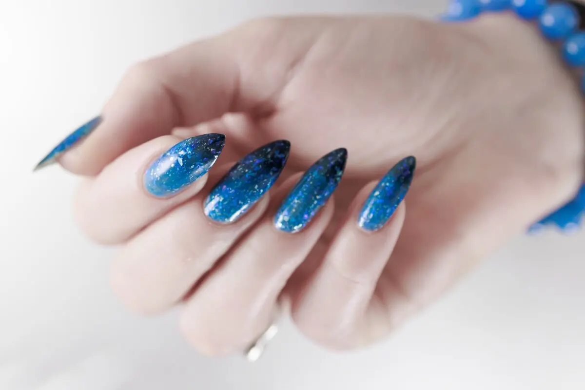Manicura ombré con glitter