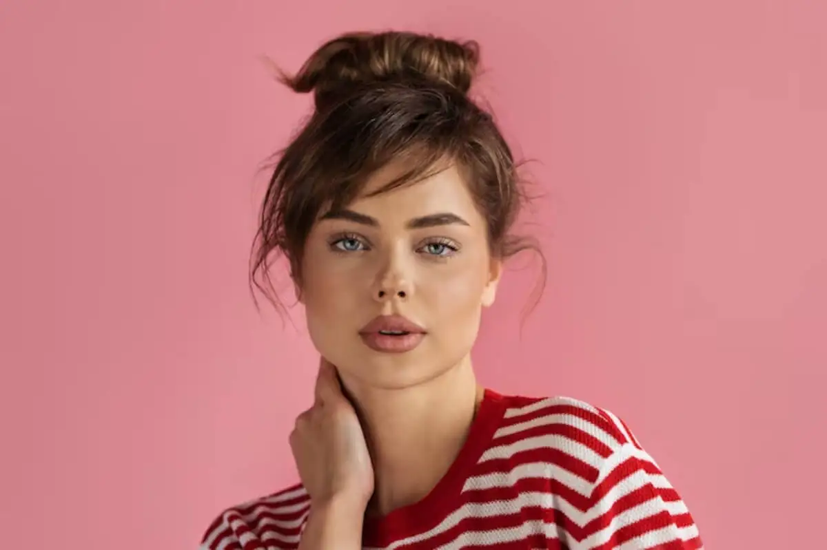 Chignon haut avec frange.