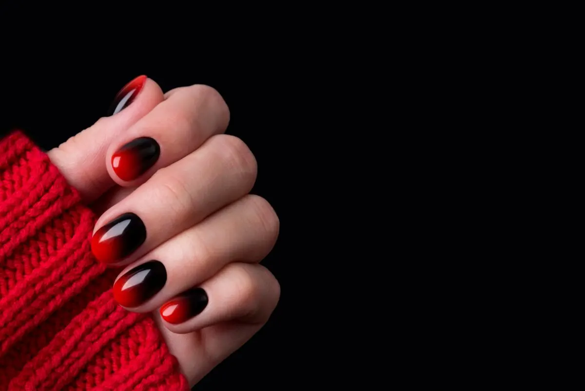 Manicura ombré en negro y rojo