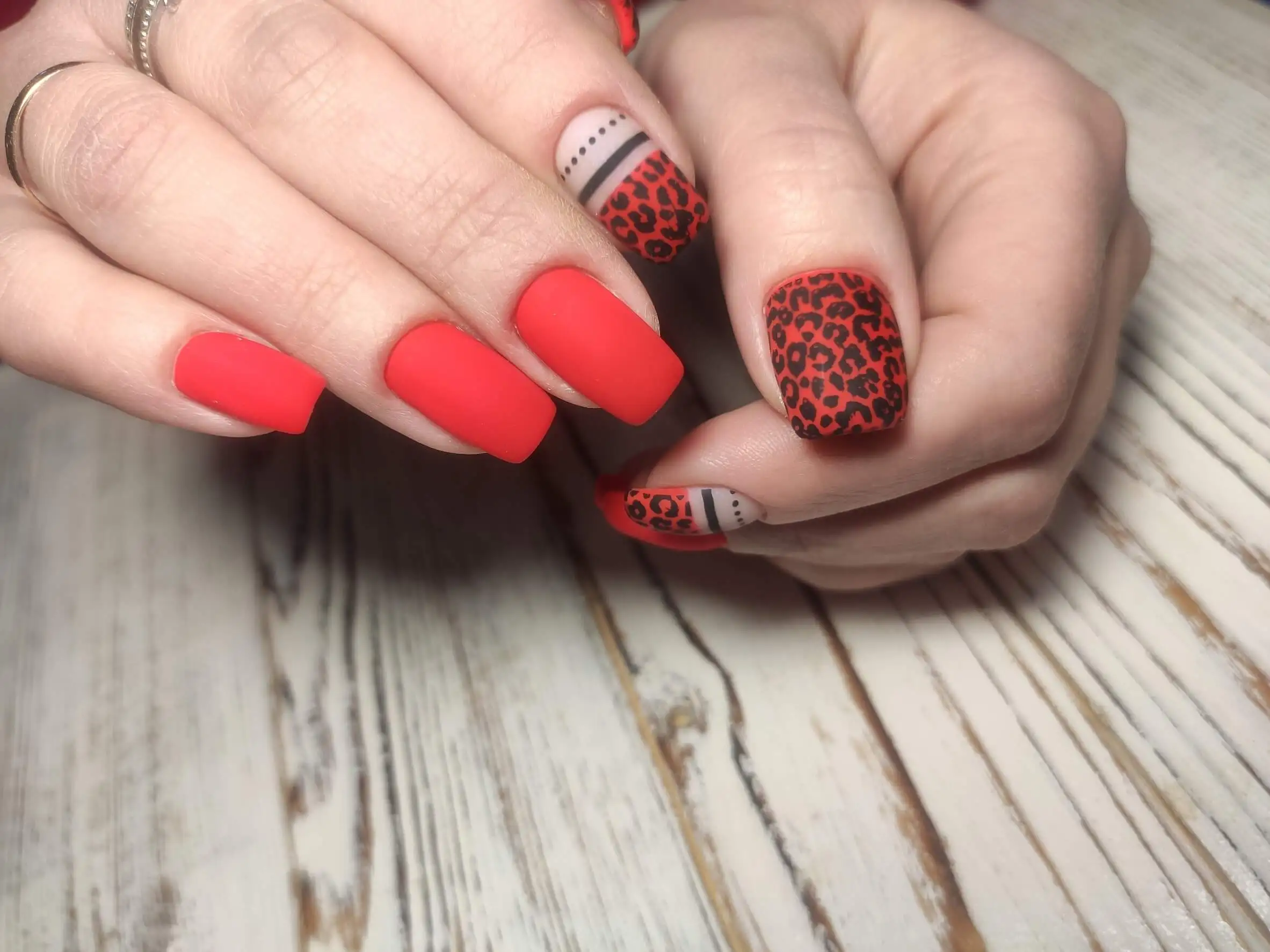 Uñas animal print en base roja