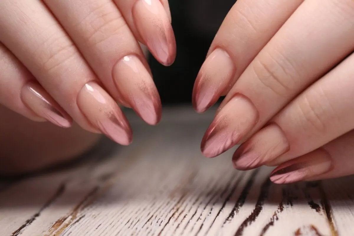 Manicura baby boomer con acabado tornasol.