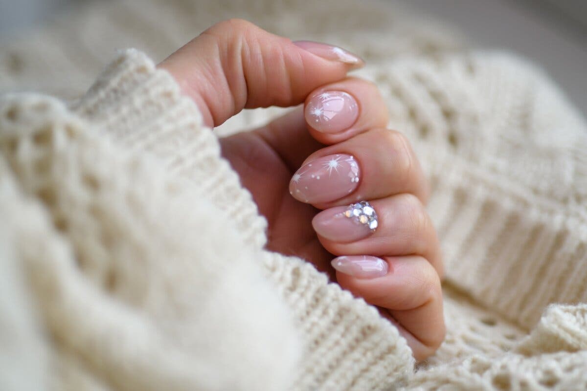 Diseño de uñas baby boomer con glitter y piedras.