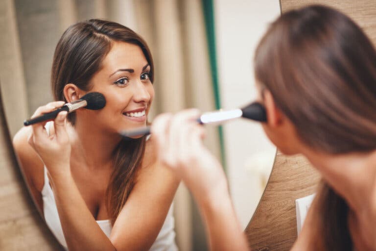 5 pasos para aplicar base de maquillaje y lograr una piel de porcelana