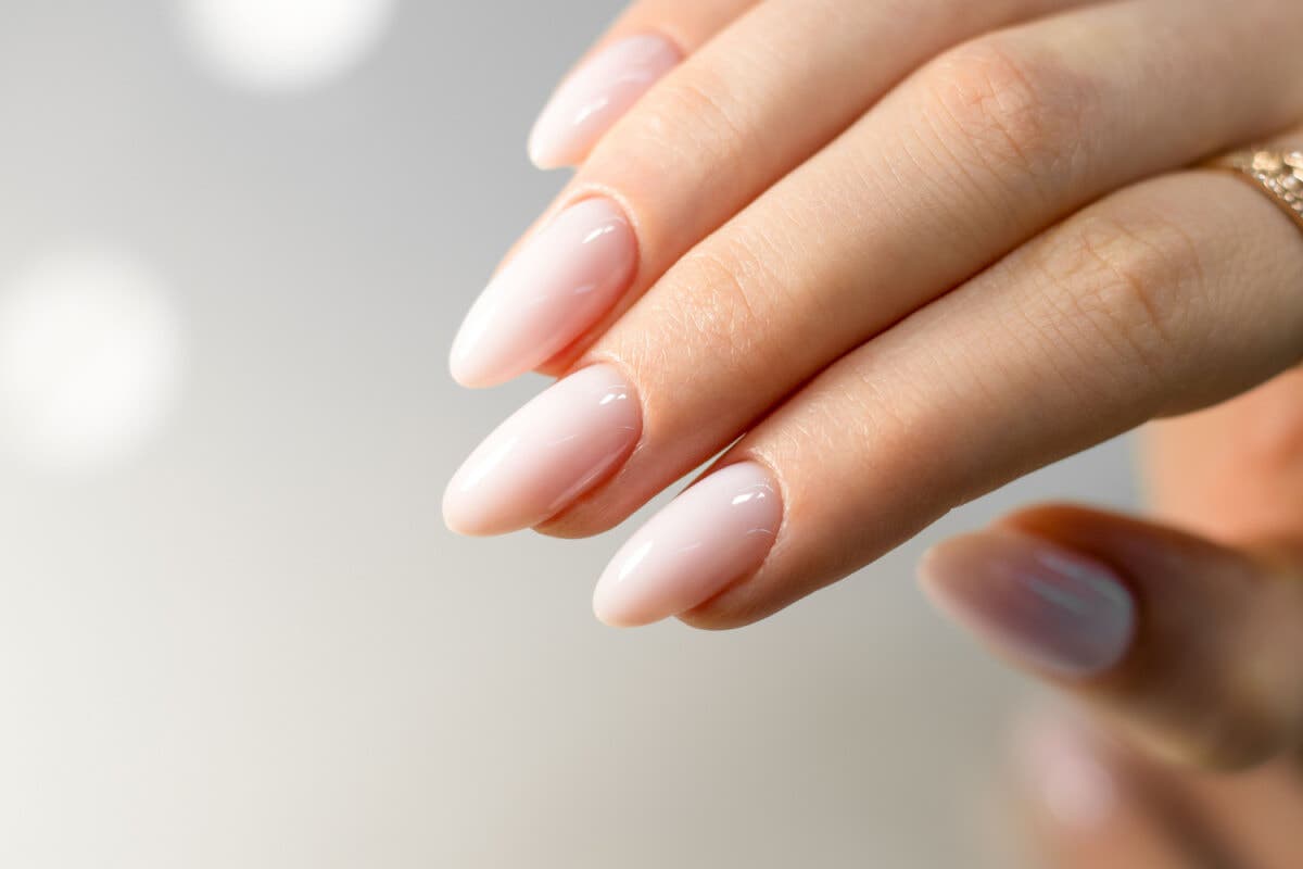 Nude nails brillosa.