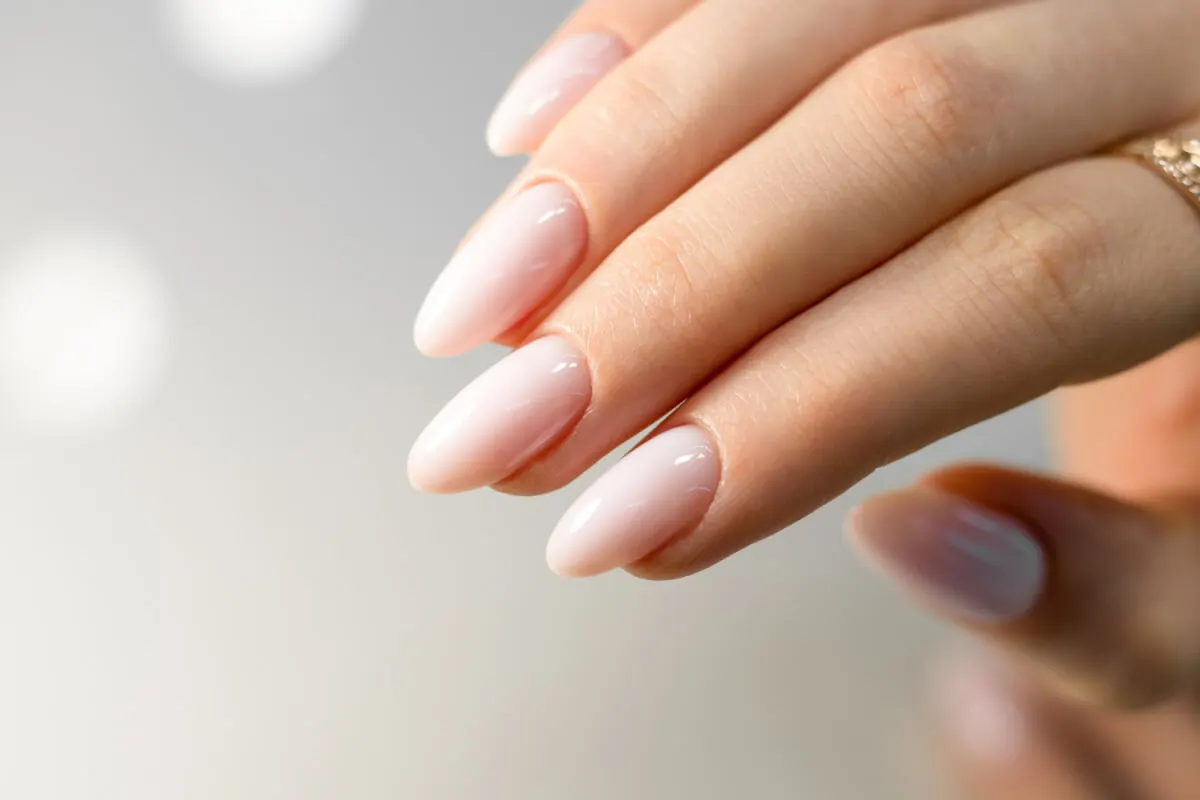 Nude nails brillosa.