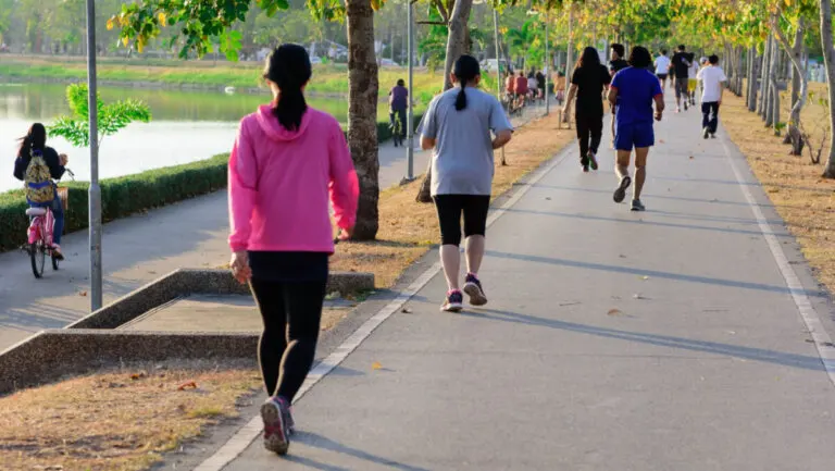 Así debes caminar para bajar de peso, según Harvard