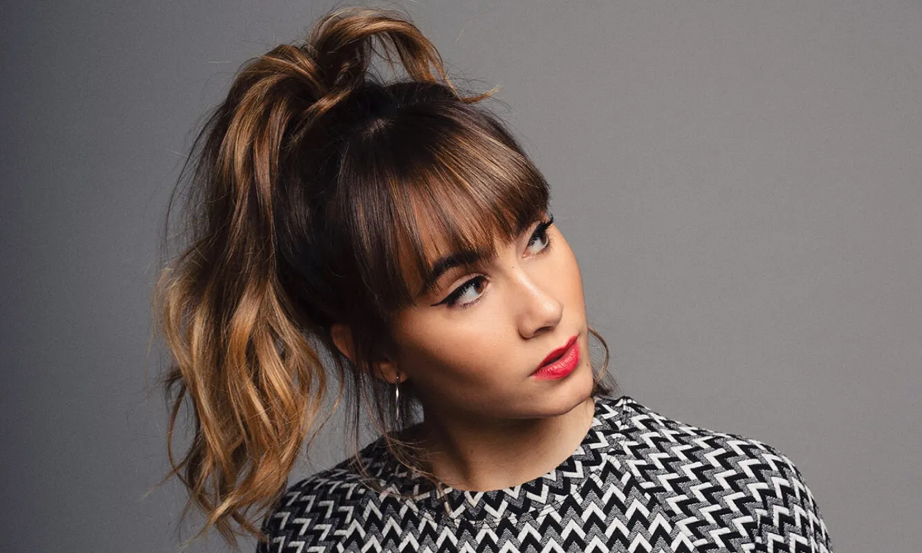 Cheveux avec queue de cheval et frange.