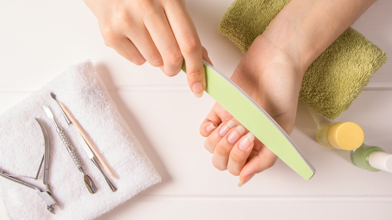Cómo quitar el esmalte permanente de uñas en casa y sin químicos