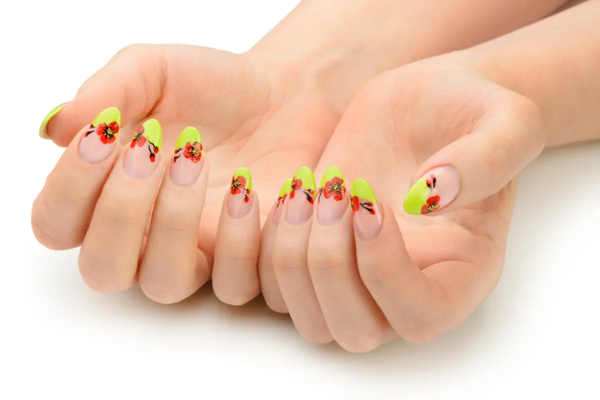 Uñas tipo almond con flor roja
