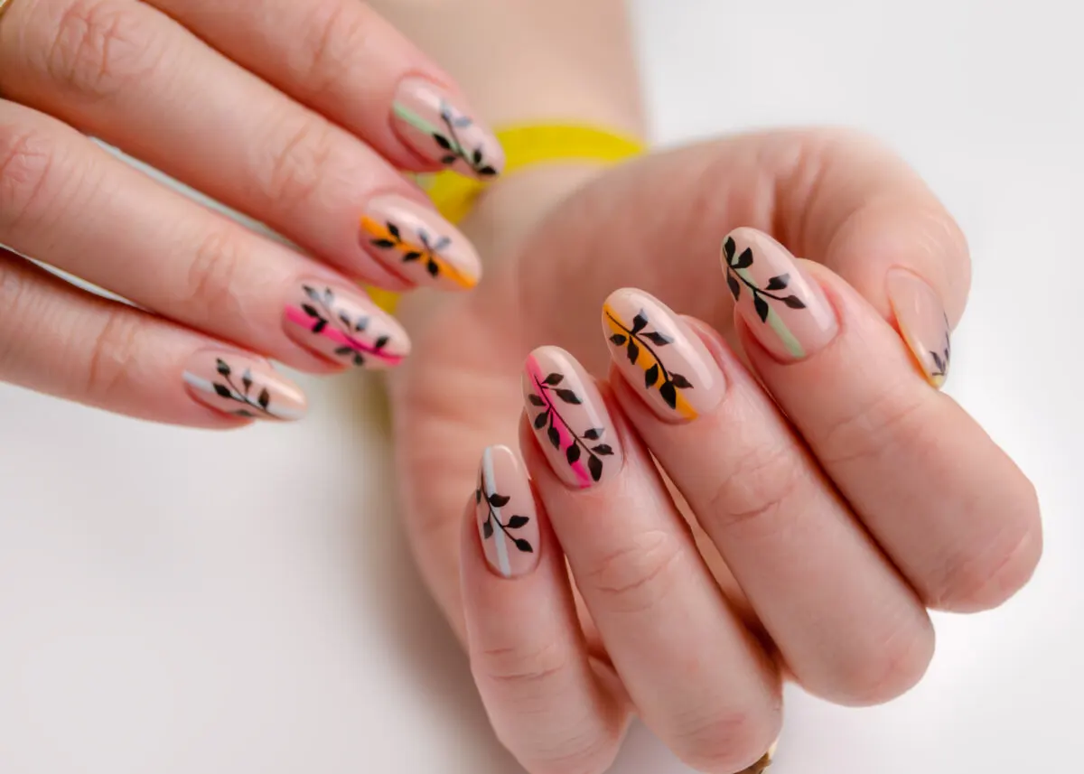 Uñas almond con hojas