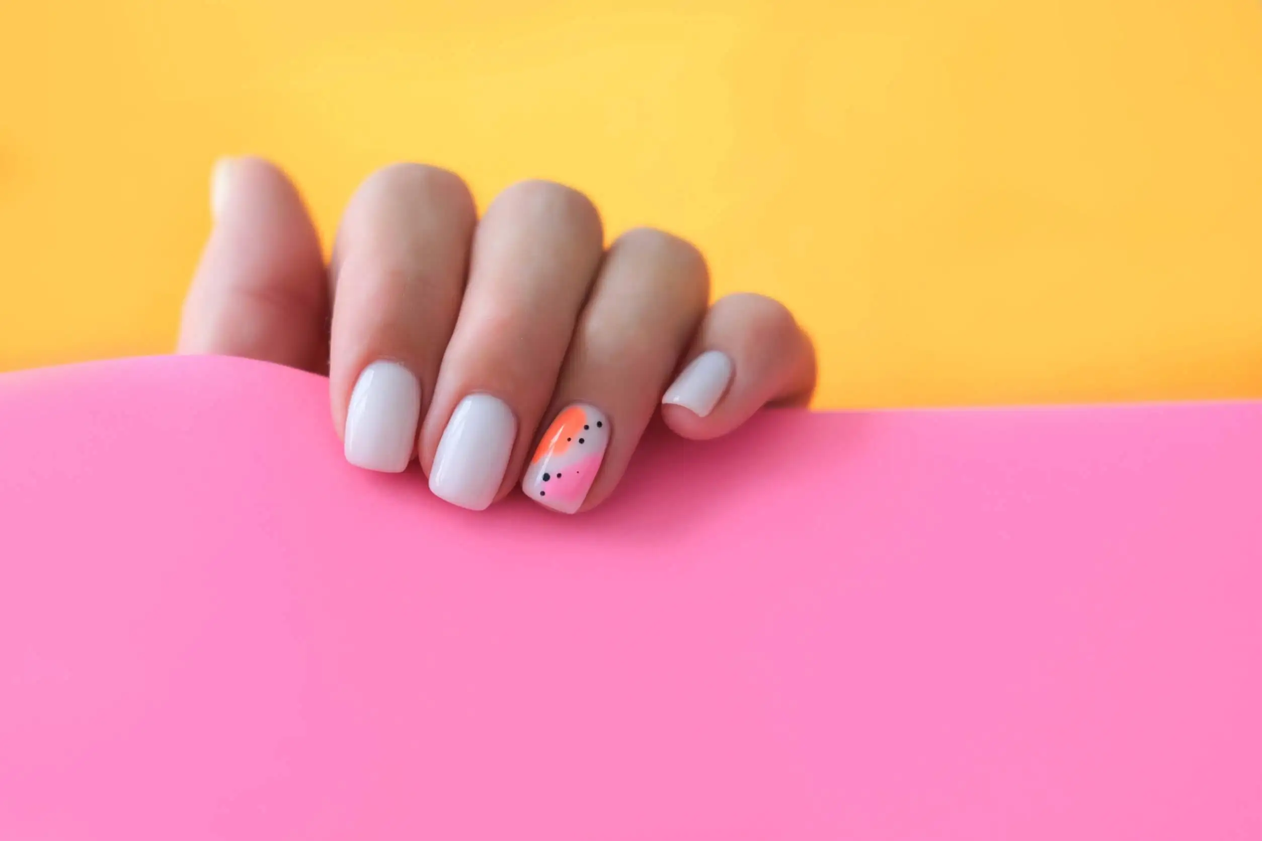 Diseños de uñas cortas con figuras abstractas