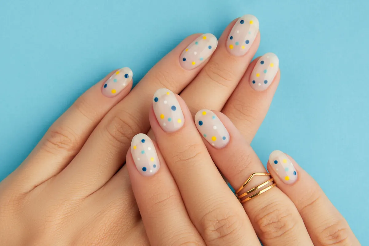 Nude nails con dot.