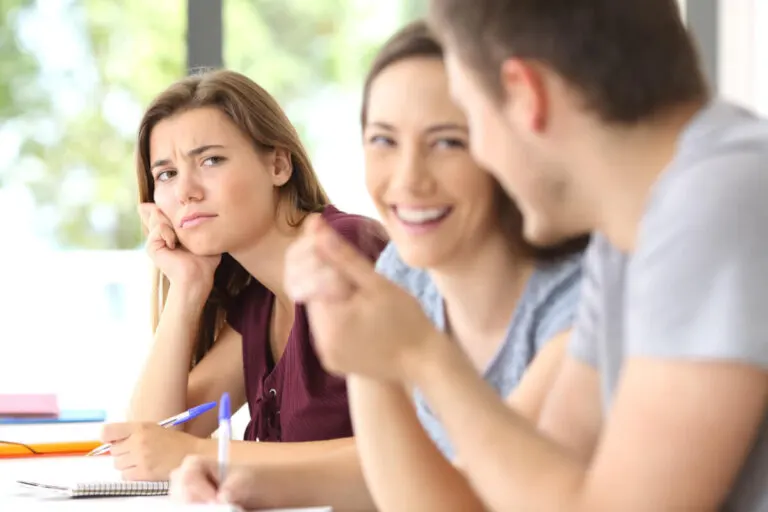 8 señales que delatan a los envidiosos y cómo lidiar con ellos